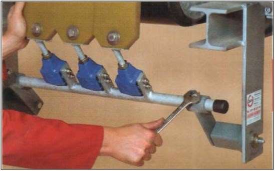 Multi blade scraper with individual element and two SE tensioners as side suspensions. 